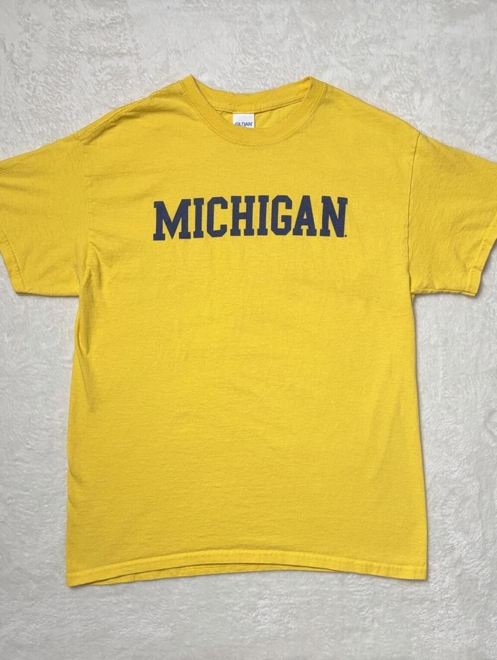 Gildan Michigan T-Shirt Men's Medium Yellow Graphic Crew Neck Collegiate Tee